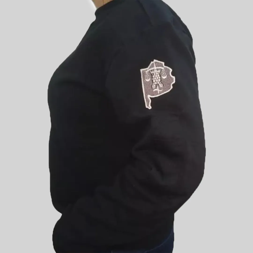Vista de perfil, con el escudo bordado en la manga